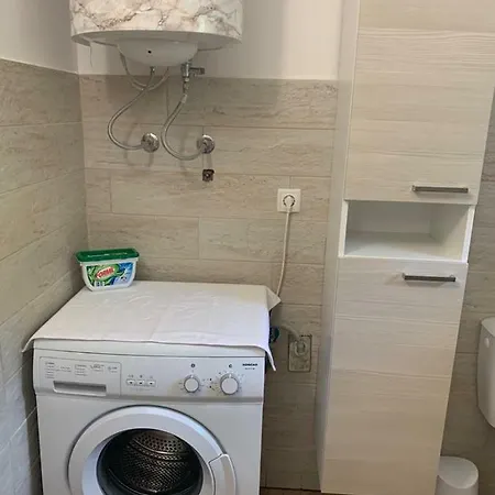 Jana Apartman *